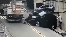 Homem escapa por pouco de ser prensado por caminhão desgovernado; assista ao vídeo 