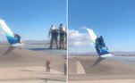 Uma homem não identificado acabou detido após empoleirar na asa de um avião e retirar os sapatos, sem nenhum motivo aparente