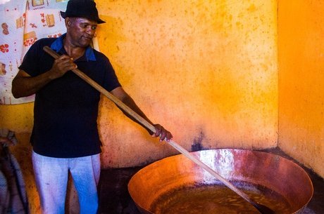 Homem produzindo marmelada no Quilombo Mesquita