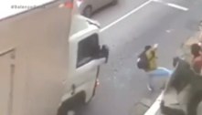 Homem é agredido por morador de rua e quase é atropelado por caminhão em SP; veja vídeo