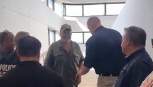 Homem que escapou da polícia por 32 anos dá risada ao ser algemado nos Estados Unidos; assista