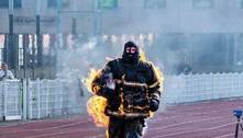 Homem bate recordes mundiais de corrida mais longa e mais rápida enquanto pega fogo