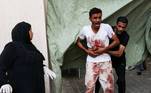 Além dos 80 palestinos que morreram, diversos outros ficaram feridos no ataque israelense da madrugada. Na imagem, um homem coberto de sangue se desespera após reconhecer uma pessoa morta, do lado de fora de um necrotério improvisado marcado como 'zona negra' no pátio do hospital do Kuwait, em Rafah, no sul da Faixa de Gaza. A cidade de Rafah, próxima da fronteira com o Egito no sul, foi um dos alvos dos bombardeios