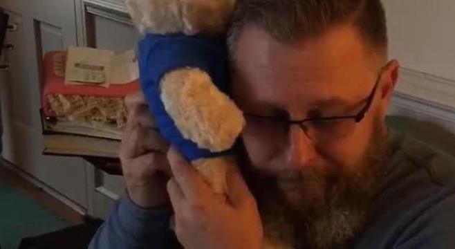 Em vídeo, pai se emociona a escutar os batimentos cardíacos do filho falecido 
