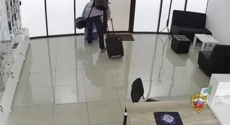 Homem não se importou com a câmera de segurança
