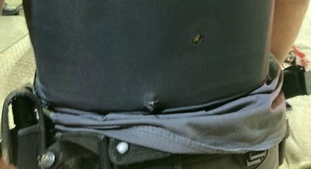 Homem disparou contra os agentes, mas tiro acertou o colete de proteção