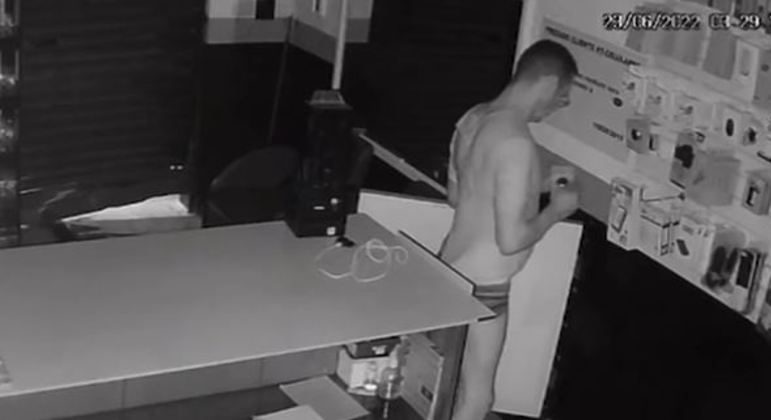 Homem invade e rouba loja de eletrônicos só de cueca em São Paulo