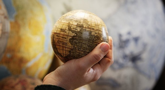 Uma crença amplamente compartilhada entre os teóricos da conspiração é que um único grupo governa o mundo