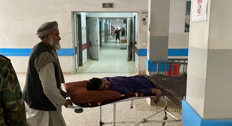 Homem talibã chegando ao hospital após ataque suicída