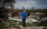 Lonnie Gatte retorna para sua residência destruída após o furacão Laura na cidade de Sulphur, na Louisiania