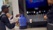 Homem leva galão de 20 litros para encher de refrigerante refil em lanchonete de SP e viraliza