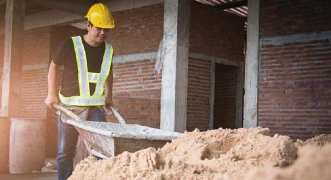 homem trabalhando em canteiro de obra
