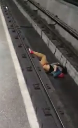 Homem-Aranha' invade trilho e é detido ao tentar parar trem em SP, São  Paulo