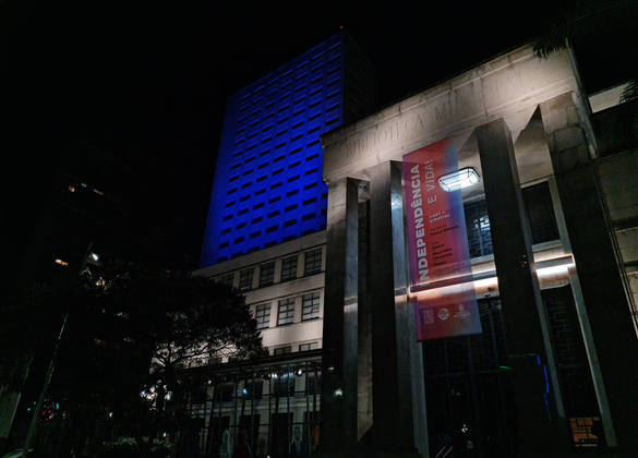 A biblioteca Mário de Andrade, no centro, recebeu iluminação diferenciada. No prédio, alternavam as cores azul, vermelho e branco