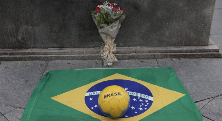 Homenagem a Pelé é instalada no Maracanã, palco do milésimo gol do Rei