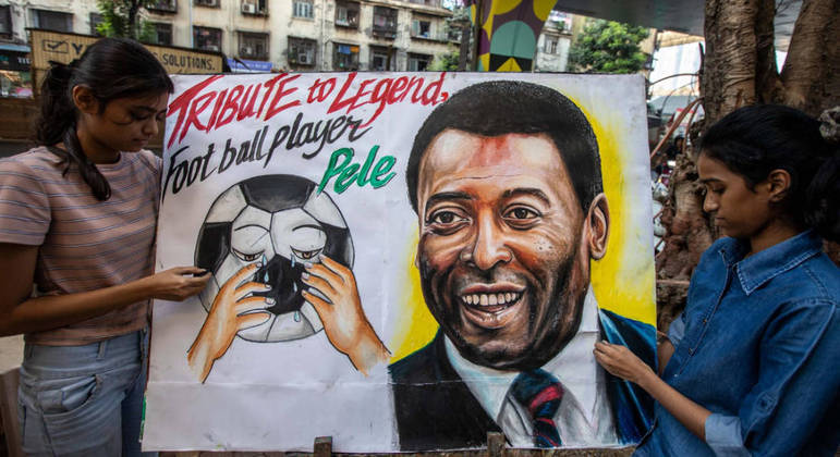 Crianças fazem homenagem a Pelé na Índia
