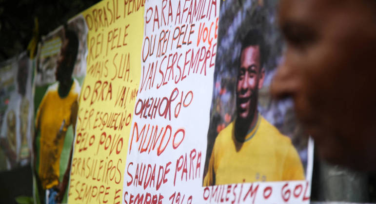 Torcida brasileira manda recados a Pelé um dia após a morte do Rei