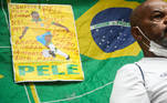 Torcedor leva cartaz para a porta do hospital Albert Einstein para homenagear Pelé