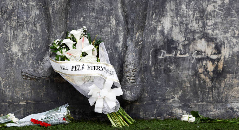 Estátua de Pelé na Vila Belmiro, em Santos, ganha flores em homenagem do Rei