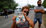 Uma delas foi até a casa onde Maradona morreu, em Tigres, na grande Buenos Aires. Ela carregava o livro 'Eu sou o Diego'