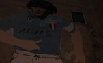 Fãs de Maradona mostram o cartaz em homenagem a Diego Maradona, em frente à pintura do jogador