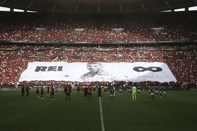 Uma bandeira gigante, com o rosto do eterno camisa 10 foi erguida na torcida do Flamengo