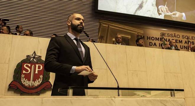O prefeito Bruno Covas homenageia a Igreja Universal