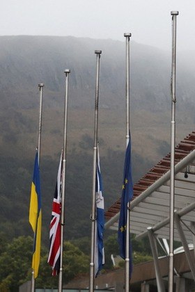 As bandeiras do Reino Unido, Ucrânia, Escócia e da União Europeia foram hasteadas a meio mastro como forma de homenagear a rainha