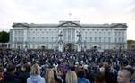 Turistas e súditos se aglomeraram em frente ao Palácio de Buckingham para levar flores e honrar a memória da monarca
