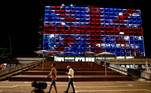 O edifício oficial de Tel Aviv foi iluminado com as cores da bandeira do Reino Unido como um sinal de solidariedade à família real britânica