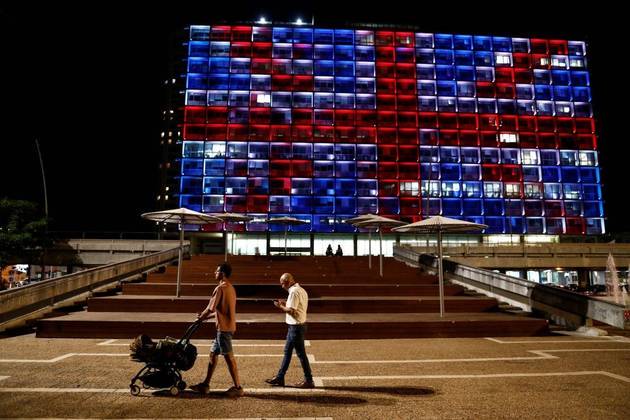 O edifício oficial de Tel Aviv foi iluminado com as cores da bandeira do Reino Unido como um sinal de solidariedade à família real britânica