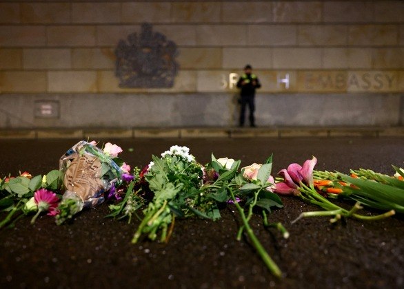 Também foram colocadas flores e velas em frente à embaixada do Reino Unido em Berlim, na Alemanha