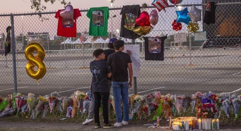 Moradores do Texas deixam flores para as vítimas do festival Astroworld