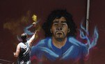 Também no Brasil não faltaram homenagens para o argentino. O grafiteiro Angelo Campos pintou um grande mural com a figura de Maradona na Vila Cruzeiro, no Rio de Janeiro