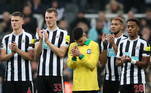 A homenagem de Bruno aconteceu no último sábado (31), no duelo entre Newcastle e Leeds. O brasileiro usou uma camiseta retrô de Pelé