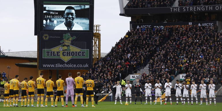 No jogo entre Manchester United e Wolverhamptom, também no sábado, imagens do Atleta do Século foram exibidas em um telão, durante o minuto de silêncio
