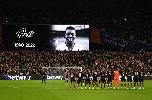 Em Londres, West Ham e Brentford também pararam por alguns minutos para fazer uma merecida homenagem ao Rei 
