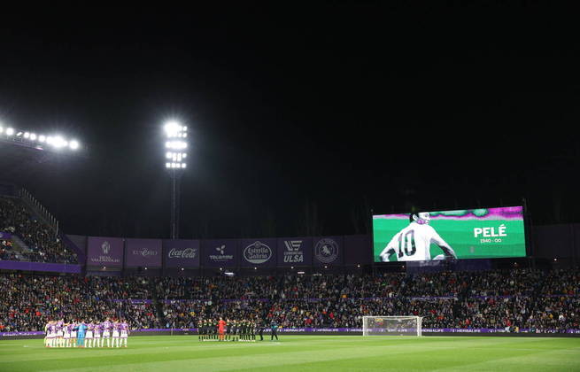 No duelo entre Real Madrid e Valladolid, a torcida se manteve em silêncio durante a homenagem. Nas redes sociais, viralizaram imagens do atacante Rodrygo — que, assim como Pelé, foi revelado pelo Santos — emocionado, sem conseguir segurar as lágrimas
