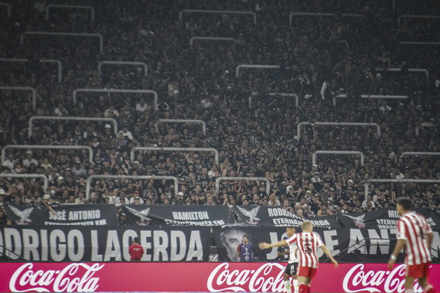 Ainda no setor norte do estádio, destinado às organizadas, torcedores ficaram sentados e em silêncio até o sétimo minuto da partida