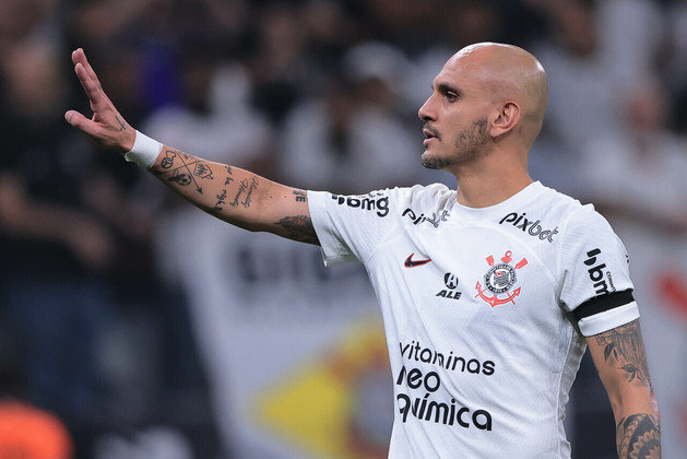 Em campo, os jogadores do Corinthians usaram uma fita preta no braço, sinalizando o luto da instituição