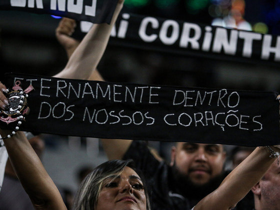 O primeiro jogo do Corinthians após o trágico acidente que matou sete torcedores do clube na rodovia Fernão Dias, em Minas Gerais, na madrugada do último domingo (20), ficou marcado pelas belas homenagens em memória às vítimas