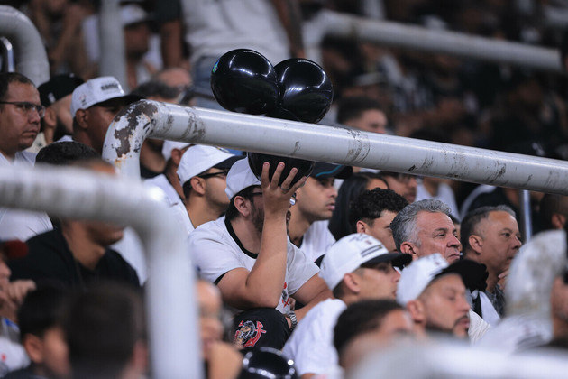Na entrada dos torcedores na Neo Química Arena, o Corinthians distribuiu balões pretos, e pediu para que o público enchesse eles, e os levantasse no minuto sete da partida, em homenagem aos torcedores que perderam a vida no acidente
