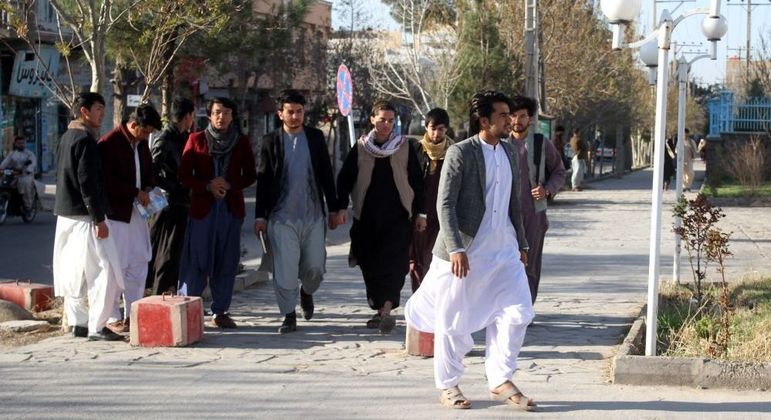 Homens chegando à Herat University, na cidade de Herat, no oeste do Afeganistão