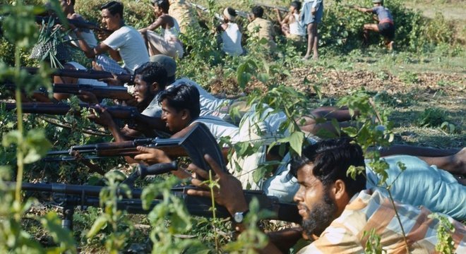 Esta foto foi tirada em Bangladesh, em 1971, mas acabou compartilhada nas redes sociais para descrever o povo rohingya como "terrorista"