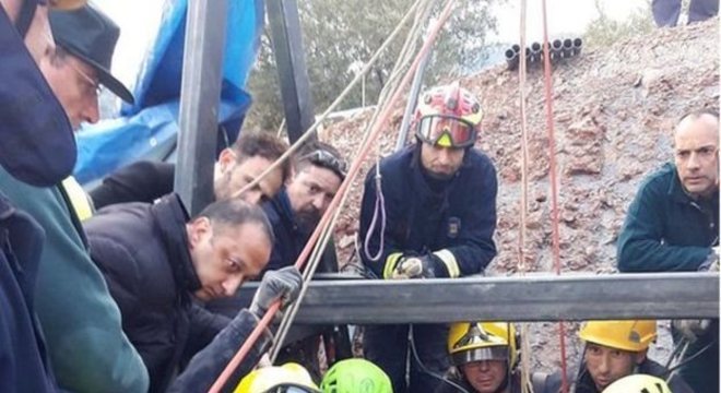 Equipe de resgate fez dois túneis para alcançar o menino