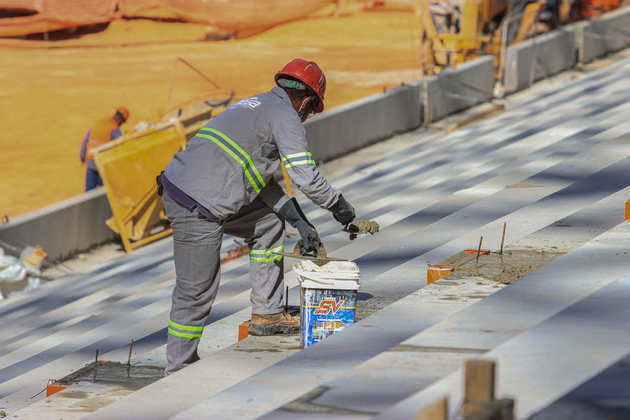 Homens trabalhando na construção da Arena MRV.