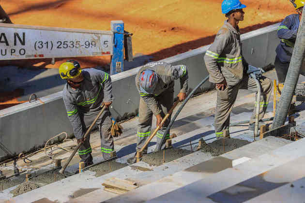 Homens trabalhando na construção da MRV.