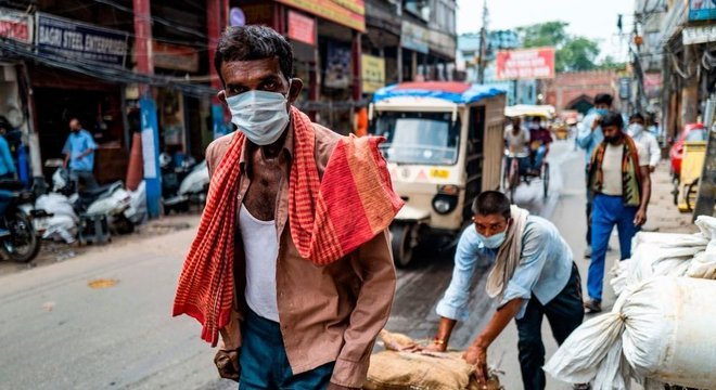 A Índia agora tem o maior número de casos diários de covid-10 no mundo