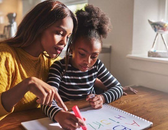 Pais que defendem o homeschooling sofrem preconceito e são considerados autoritários por grande parte da sociedade