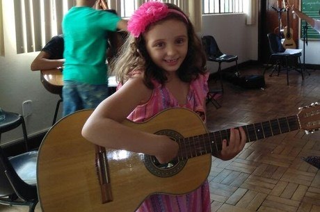 Débora, de 7 anos, faz aula de viola